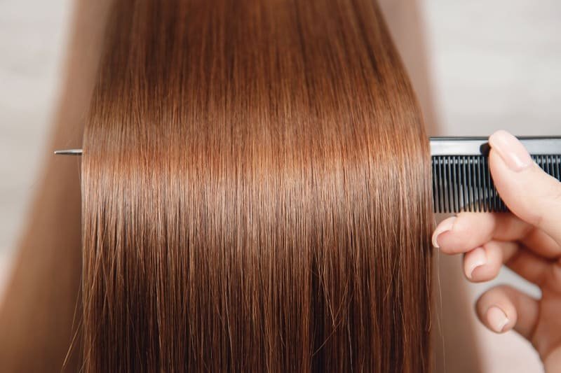 Zbliżenie na długie, błyszczące włosy glass hair